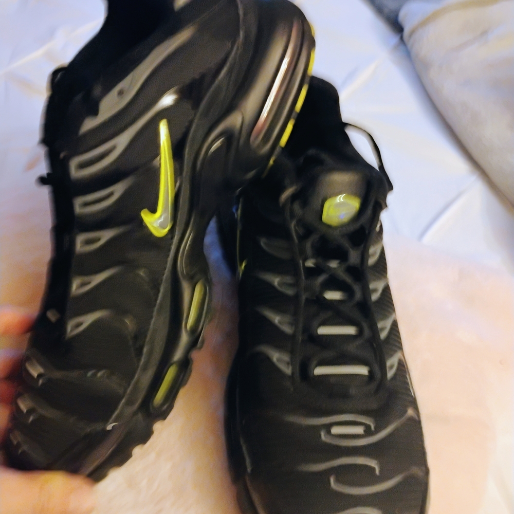 Nike Men's Black and Yellow Sneakers - Picture 6 of 7